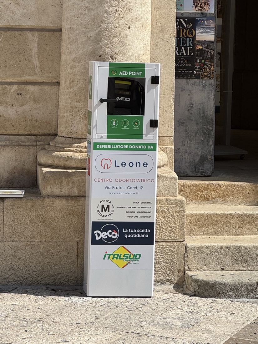 La colonnina AED Point con defibrillatore semiautomatico donata dal Centro Odontoiatrico Leone, installata in Piazza Cattedrale a Gravina in Puglia