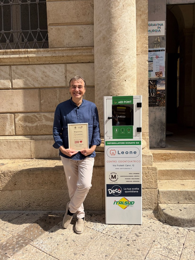 Il Dr. Mario Leone con la targa di ringraziamento del progetto Cuore Nostro accanto alla colonnina DAE di Piazza Cattedrale a Gravina in Puglia
